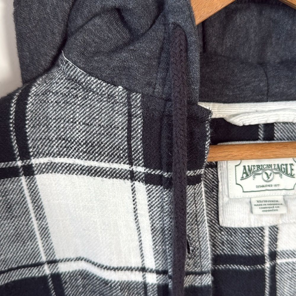 American Eagle Black + White Cotton Cozy Cabin Hooded Oversized Flannel - Picture 6 of 7